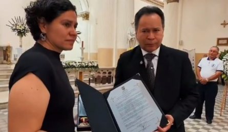 El gobernador William Villamizar entrega a un familiar de la fallecida exalcaldesa Margarita Silva de Uribe un decreto de honores por los servicios y aportes hechos a Cúcuta y al departamento./Foto: Cortesía