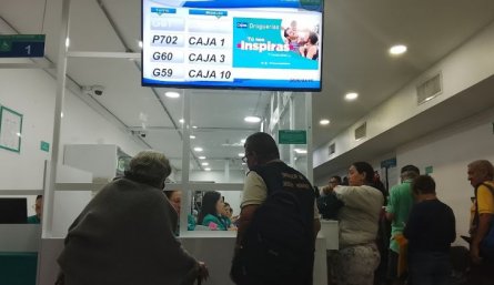 Aglomeraciones de usuarios en droguería Cafam para reclamar solo recibos de medicamentos pendientes/Foto Orlando Carvajal
