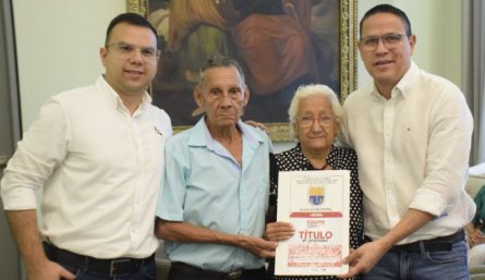 El alcalde de Cúcuta, Jorge Acevedo entregó ayer títulos de propiedad a 22 familias de estratos populares de la ciudad, en un acto que se llevó a cabo en la sala de juntas de la Alcaldía