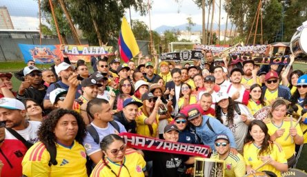 Más de 50 colectivos futboleros entregan la camiseta de Colombia a Cepeda