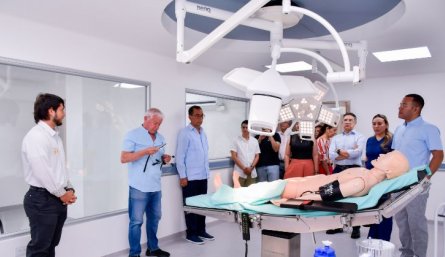 El área del quirófano simulado es uno de los espacios de alta complejidad para el entrenamiento de la toma de decisiones quirúrgicas en un entorno clínico 100 % controlado y seguro.