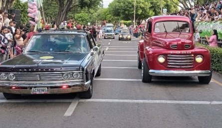 Con desfile de autos y motocicletas antiguos se iniciaron los platos fuertes de la Feria de Cúcuta/Foto Adrián Hurtado