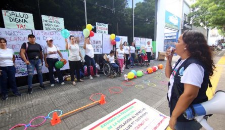 Las madres de niños y niñas con discapacidades le exigen a Coosalud que les reanude los servicios de salud a sus hijos./Foto Carlos Ramírez/La Opinión