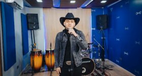 Robert Farid revive clásicos con un mosaico que mezcla cumbia y regional mexicano.