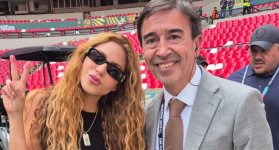 Periodista abandonó una transmisión para tomarse una foto con Shakira en el Mundial