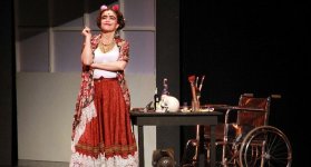 Diez años después, Flora Martínez vuelve a convertirse en Frida Kahlo.