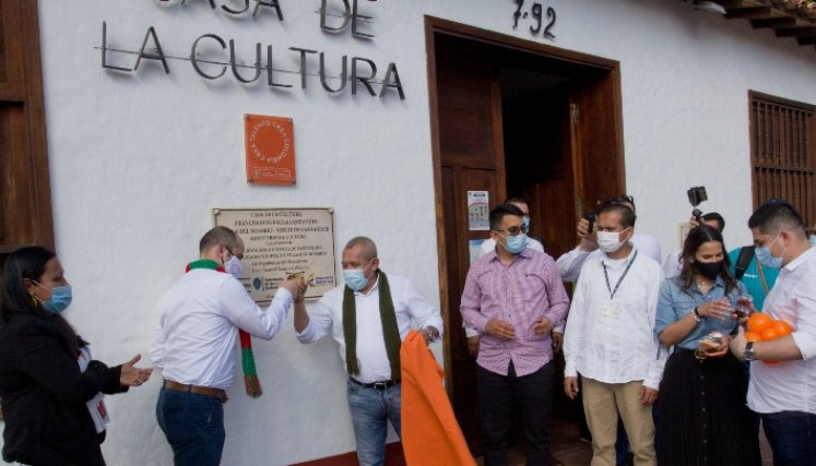 El alcalde de Villa del Rosario, Eugenio Rangel; junto al ministro de Cultura,  Felipe Buitrag; develaron las placas de las ADN en los actos inaugurales.