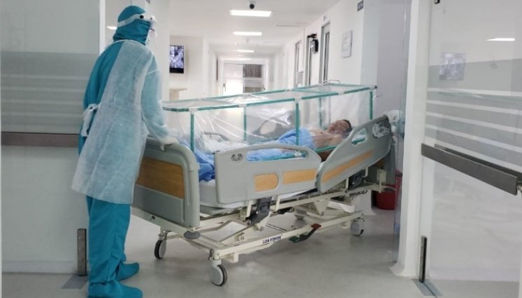 Los pacientes con COVID-19 son cohortizados. 