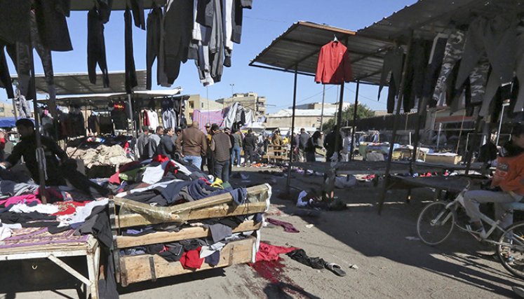 Una imagen muestra la escena de un doble atentado suicida en una bulliciosa calle comercial en el corazón de Bagdad. Foto: AFP