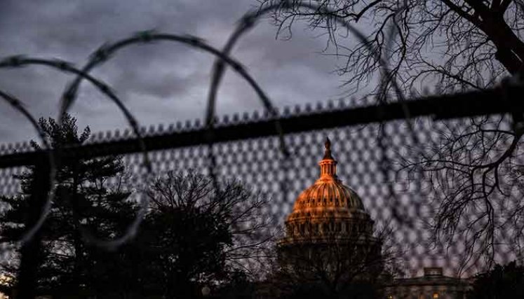 Después de los disturbios de la semana pasada en el edificio del Capitolio de Estados Unidos, el FBI advirtió sobre amenazas adicionales en la capital del país y en los 50 estados.  Foto: AFP