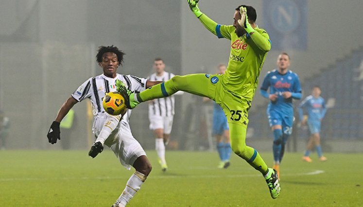 Juan Guillermo Cuadrado disputa un balón con David Ospina/ Foto:AFP