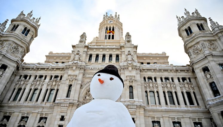 Las tormentas de nieve en España dejaron tres muertos y provocaron el caos en gran parte del país, atrapando a los automovilistas y cerrando las conexiones aéreas y ferroviarias de la capital./ Foto:AFP