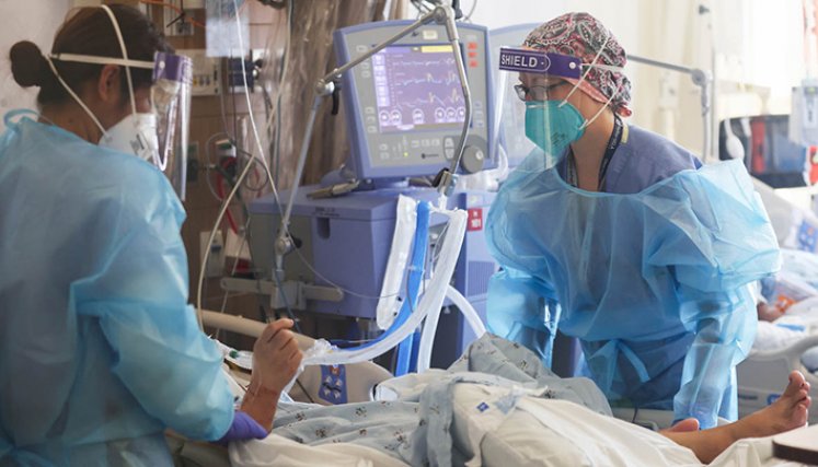 La Universidad Johns Hopkins estima que 417.000 personas han muerto. / Foto: AFP