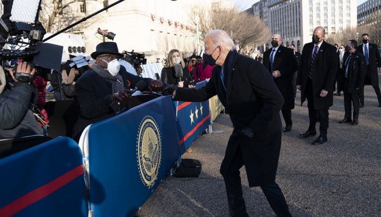 El presidente de Estados Unidos, Joe Biden, saluda al presentador de la NBC, Al Roker, mientras él y la primera dama, Jill Biden, caminan por la avenida Pennsylvania frente a la Casa Blanca./ Foto AFP
