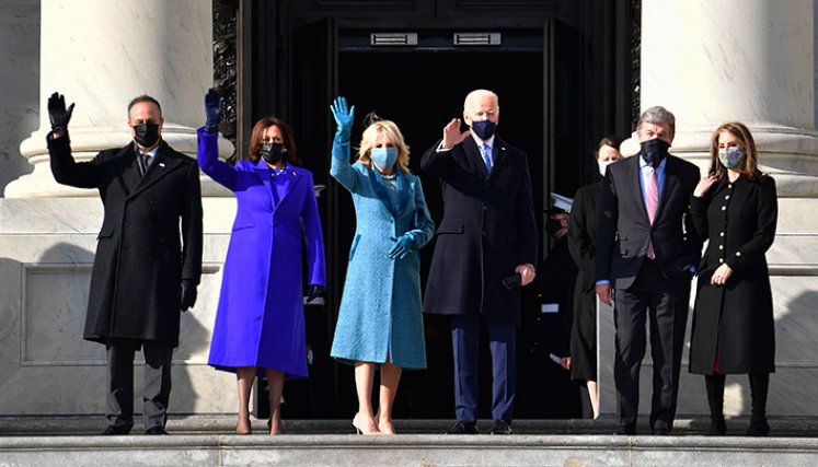 Doug Emhoff, vicepresidente electo de EE. UU. Kamala Harris, la primera dama entrante de EE. UU. Jill Biden y el presidente electo de EE. UU.   Foto: AFP