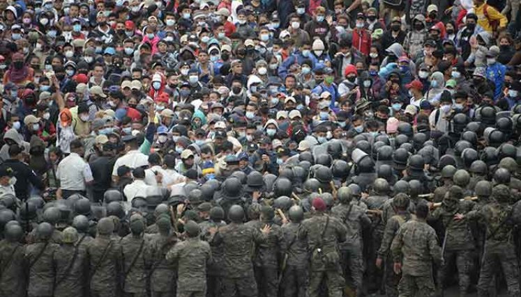  Migrantes hondureños, parte de una caravana que se dirige a los Estados Unidos, chocan con las fuerzas de seguridad guatemaltecas en Vado Hondo.  Foto: AFP