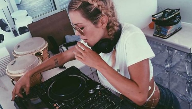 El video de la modelo y DJ tiene más de 230.000 reproducciones.  
