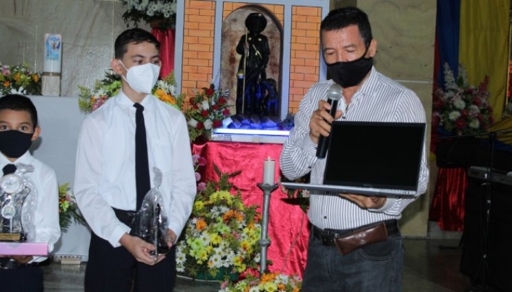 Con apoyo del Gobierno local, se entregaron computadores a los niños ganadores de las pasadas olimpiadas de matemáticas.