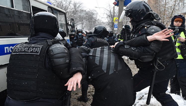 La policía detiene a un hombre durante una manifestación en apoyo del líder opositor encarcelado Alexei Navalny en Moscú