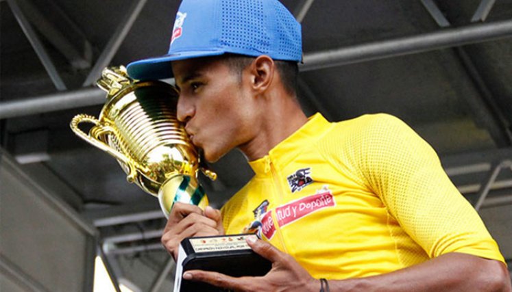 Roniel Campos conquistó el Clásico a Bramón. En la gráfica, besando la Copa cuando se coronó en la Vuelta al Táchira 2020.  Foto/Genaro Pascalle