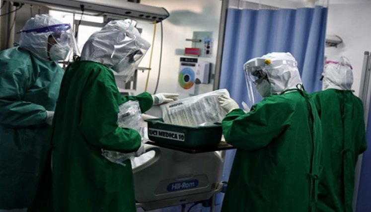 En la carta que enviaron al presidente Iván Dque, expresan que debido al agotamiento que tiene el personal médico por las extenuantes jornadas de atención. (Foto: Colprensa)