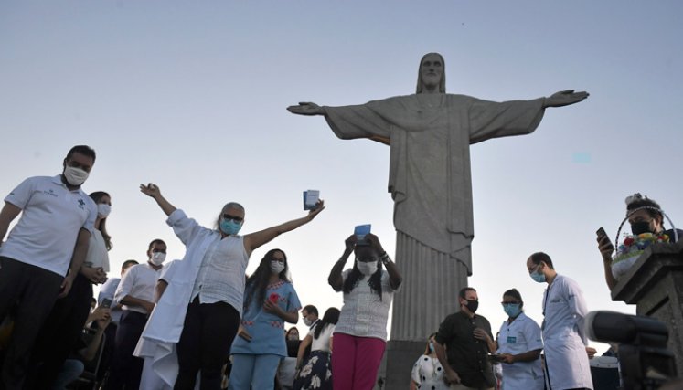Brasil es el país más enlutado de la región con más de 209.000 muertos, seguido de México (más de 140.000), Colombia (más de 48.000) y Argentina (más de 45.000). / Foto: AFP