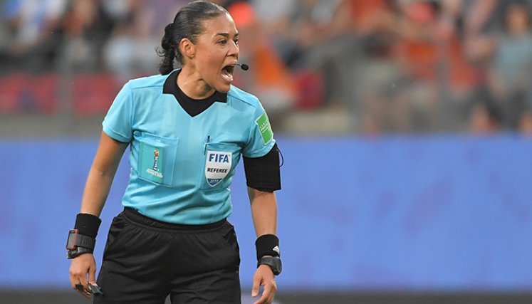Alves, de 40 años, así como las asistentes Neuza Back (Brasil) y Mariana de Almeida (Argentina), pueden convertirse así en las primeras mujeres en impartir justicia en un encuentro de fútbol masculino profesional de un torneo FIFA.
