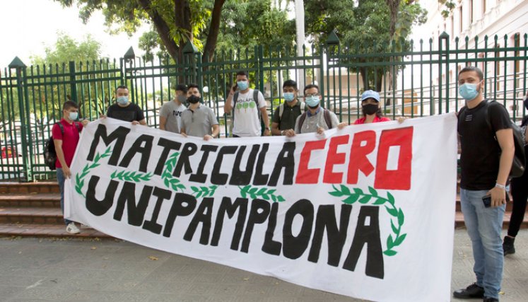 Estudiantes hicieron un plantón a las afueras de la Gobernación./ Foto: Alfredo Estevez