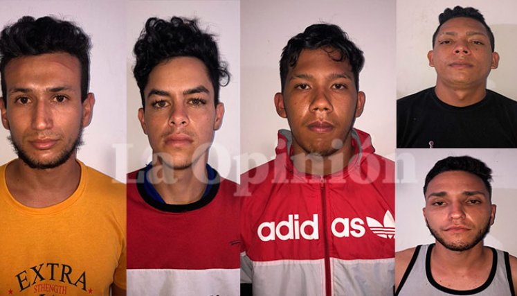 Mediante diligencia de registro y allanamiento a una casa del barrio La Esmeralda de Ocaña, las autoridades capturaron en flagrancia a estos cinco hombres.