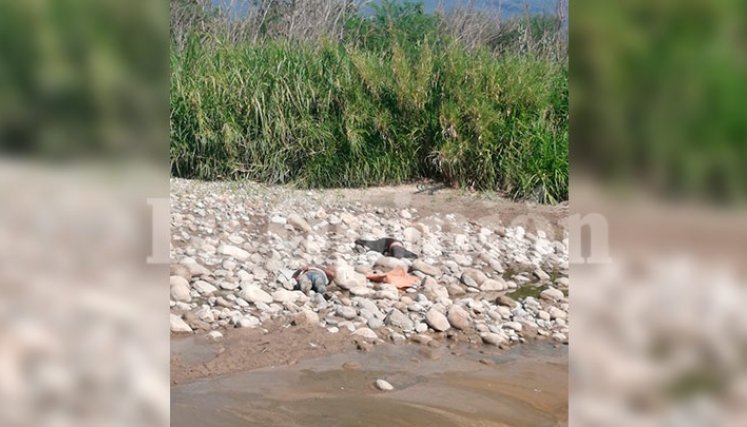 Los cadáveres quedaron tendidos sobre unas piedras, hasta donde arribaron los miembros de la funeraria San Martín para levantarlos.