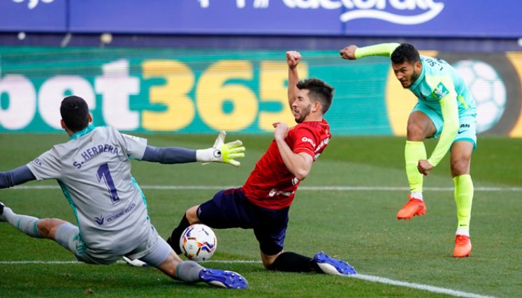 Luis Suárez aprovechó dentro del área un centro de su compañero Quini para batir al portero de Osasuna con un disparo cruzado. / Foto: Tomada de Twitter Granada FC