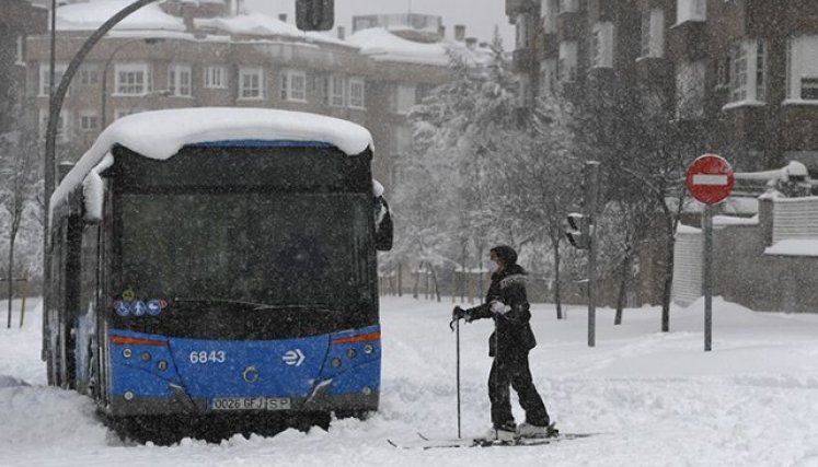 Las vías terrestres, ferroviarias y aéreas han sido cortadas por las violentas borrascas de nieve que se abaten desde el viernes por la tarde sobre gran parte del país. (Foto: AFP)