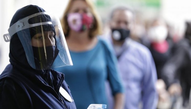 Uso del tapabocas y ser cuidadoso cuando se sale a la calle. (Foto: AFP)