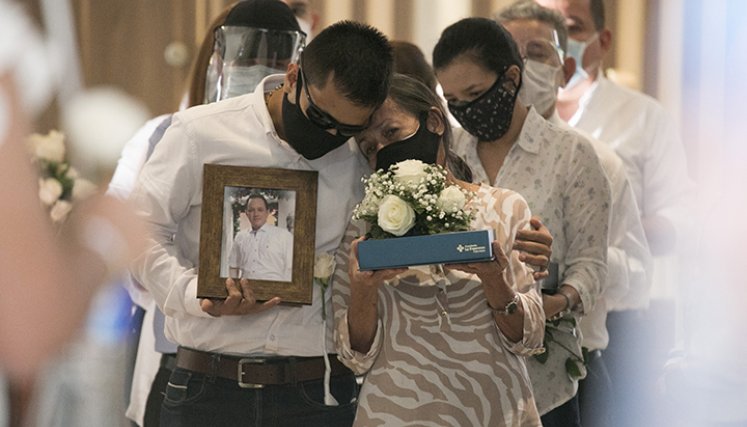 Gloria Ines Vera, madre de Nelson Enrique Rangel, lleva las cenizas de su hijo.