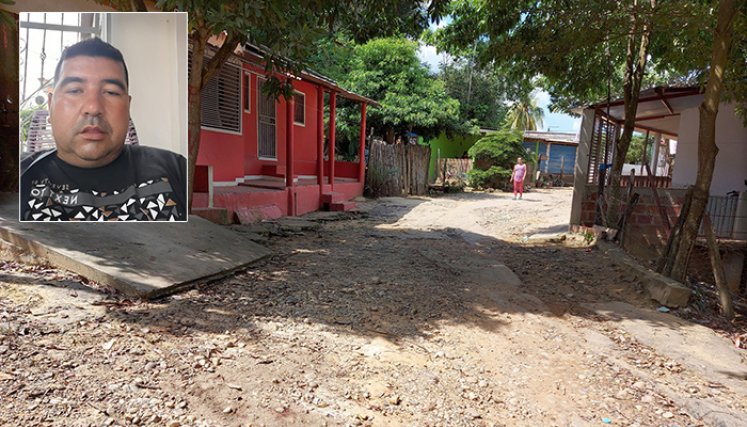 El líder comunal estacionó su moto en el garaje, mientras que su esposa entró corriendo a la vivienda, porque debía ir al baño. Cuando de pronto sonaron más de una docena de disparos/ Fotos La Opinión.