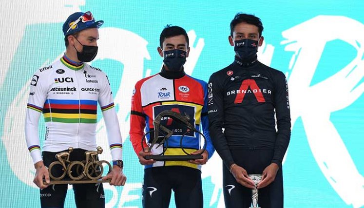 Iván Ramiro Sosa (centro) a compañado de Egan Bernal y Julian Alaphilippe.