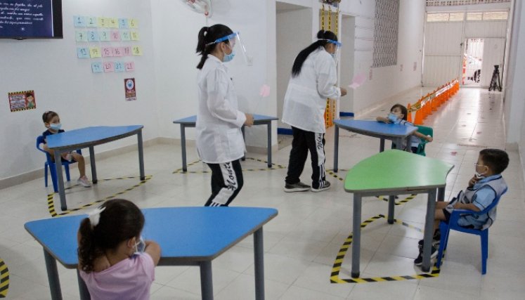 El proceso de desinfección de los niños es constante dentro de las aulas. /Foto: Alfredo Estévez.