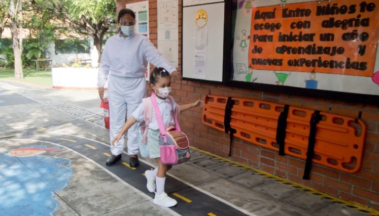 El proceso de desinfección de los niños es constante dentro de las aulas. /Foto: Alfredo Estévez.