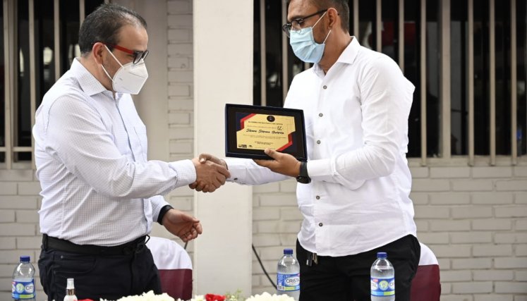 El gobernador Silvano Serrano recibió del director del Centro Tecnológico de Cúcuta, Eduardo Royero, una placa de reconocimiento como fundador y primer director de esa institución educativa. / Foto Cortesía para La Opinión