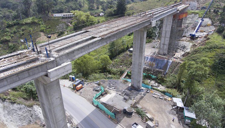 Este viaducto presenta un avance constructivo del 73%.