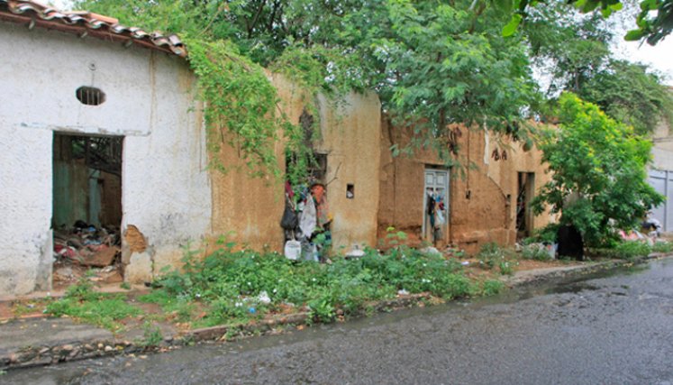 El Contento lote abandonado
