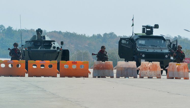  Los soldados montan guardia en una carretera bloqueada hacia el parlamento de Myanmar en Naypyidaw