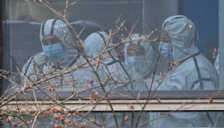  Los miembros del equipo de la Organización Mundial de la Salud (OMS) que investigan los orígenes del coronavirus Covid-19, con equipo de protección, se ven durante su visita al Centro Hubei para el control y la prevención de enfermedades animales en Wuhan. Foto: AFP