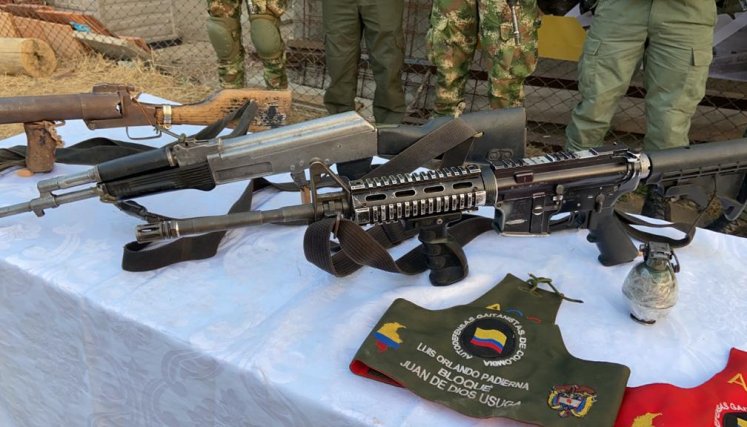 El Ejército se incautó de dos fusiles, munición y brazaletes de los gaitanistas.