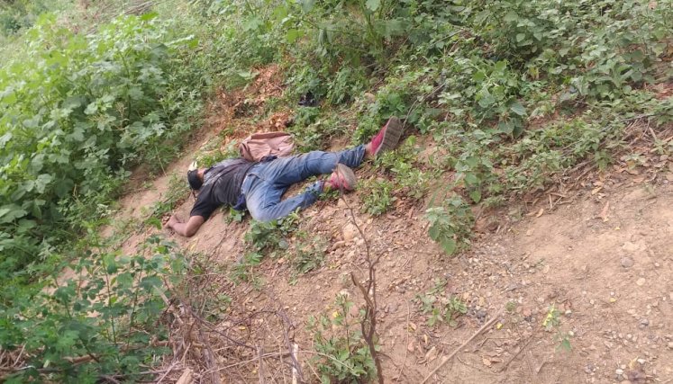 El cadáver de la víctima quedó tendido en medio de una zona boscosa.
