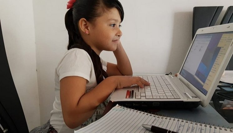 Los estudiantes seguirán en clases virtuales, mientras se revisan los protocolos de bioseguridad para implementar la alternancia./ Foto : Archivo La Opinión