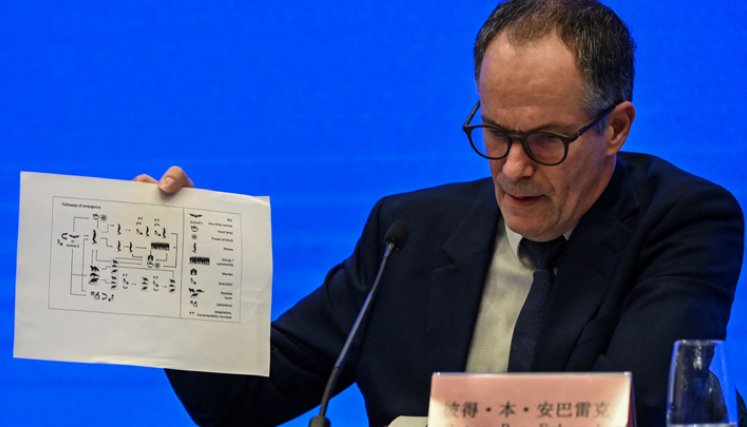 Peter Ben Embarek habla durante una conferencia de prensa para cerrar la visita de un equipo internacional de expertos de la Organización Mundial de la Salud (OMS) a Wuhan. / Foto: AFP.