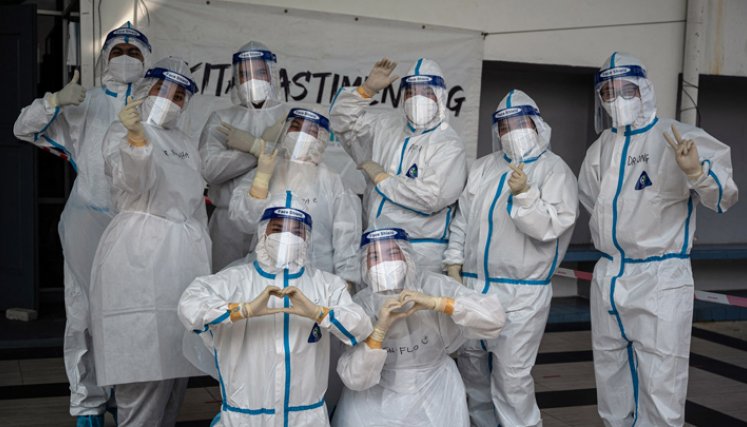 Los médicos y trabajadores de la salud están en primera línea en la lucha contra el coronavirus en el mundo entero.La foto fue tomada en un hospital de Kuala Lumpur. /Foto Afp.