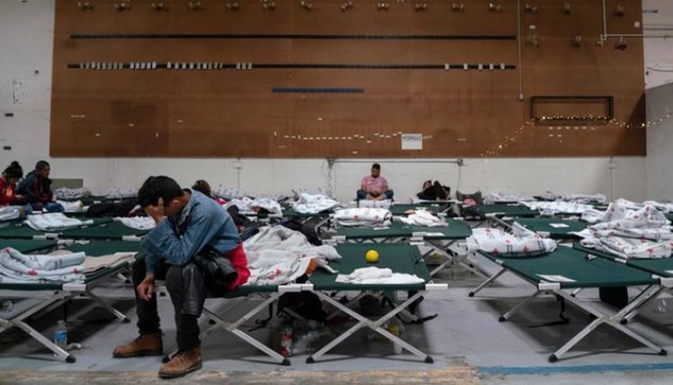 Los inmigrantes se sientan en las camillas en la Casa del Refugiado en El Paso, Texas, el 24 de abril de 2019.