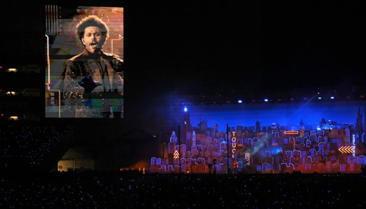 The Weeknd se presenta durante el espectáculo de medio tiempo del Super Bowl LV de Pepsi en el estadio Raymond James. / Foto: AFP